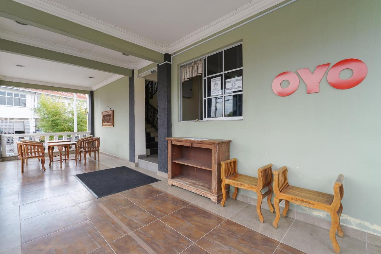 Oyo 90451 Bangi Moya Guesthouse Extérieur photo