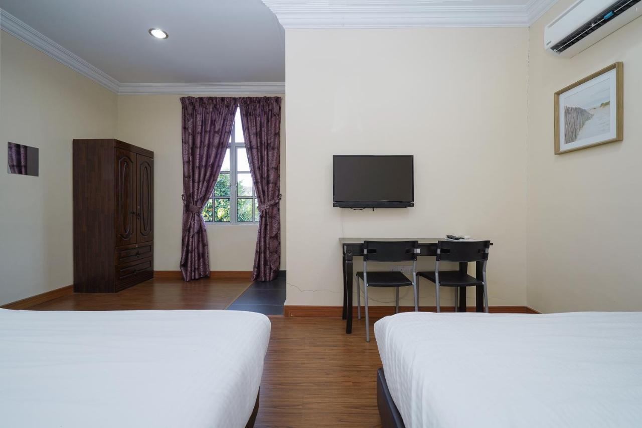 Oyo 90451 Bangi Moya Guesthouse Extérieur photo