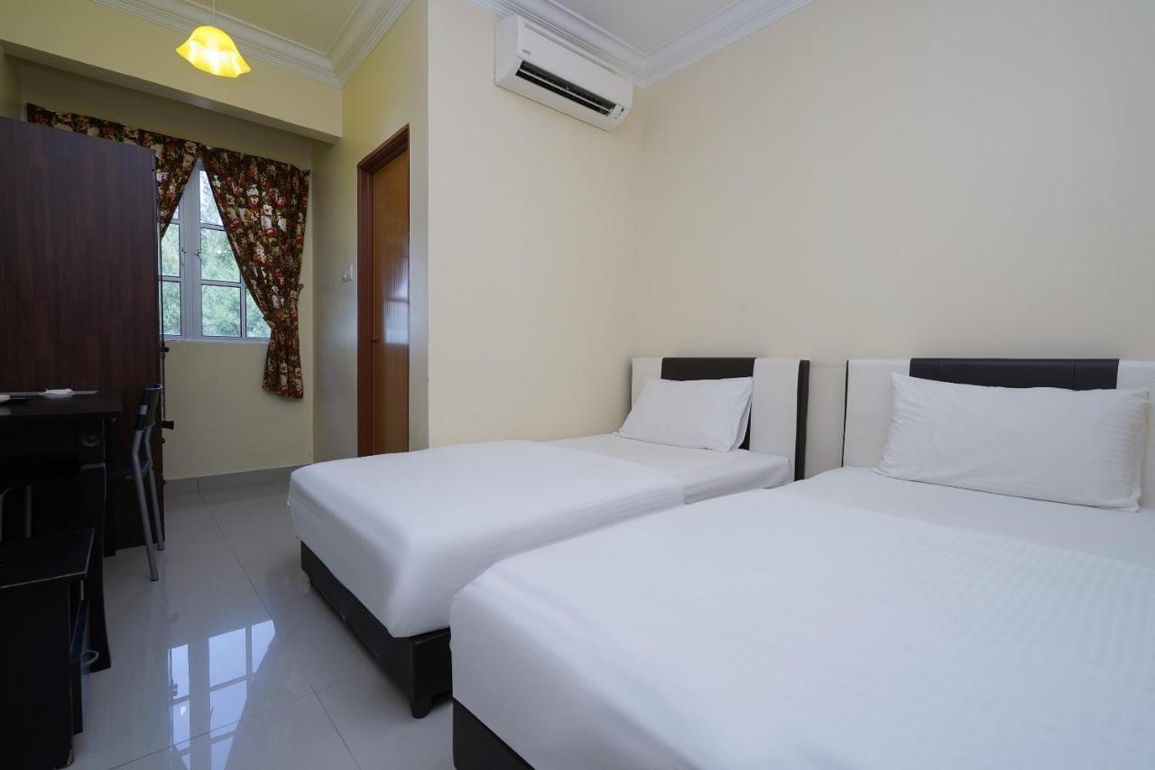 Oyo 90451 Bangi Moya Guesthouse Extérieur photo