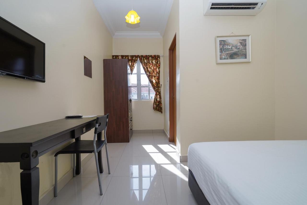 Oyo 90451 Bangi Moya Guesthouse Extérieur photo