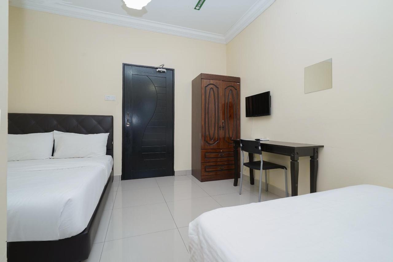 Oyo 90451 Bangi Moya Guesthouse Extérieur photo