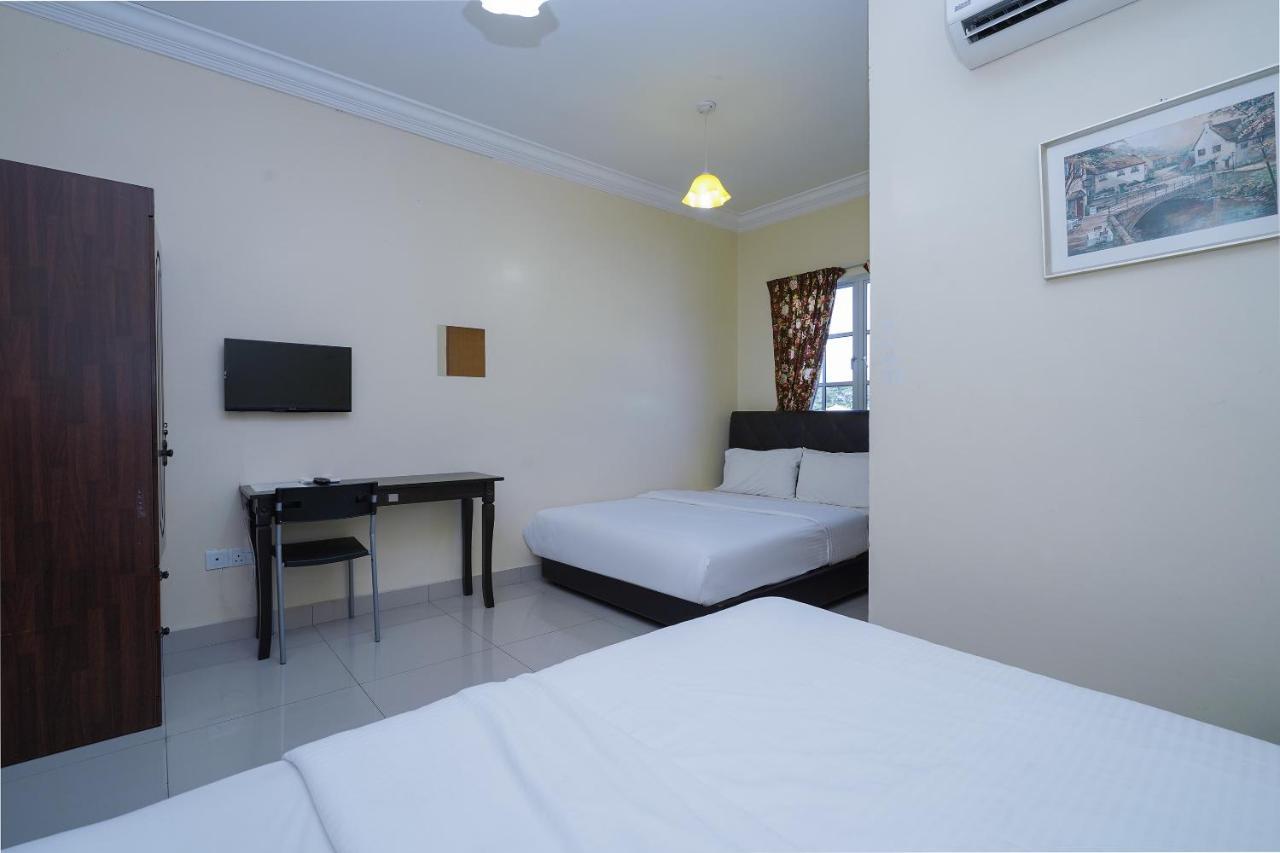 Oyo 90451 Bangi Moya Guesthouse Extérieur photo